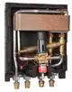 Danfoss Thermostatventil mit Kupfer- und Messingverbindungen, verschiedene Rohre, integriert in einer isolierten Steuereinheit zur Temperaturregelung.
